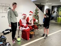 Kerstman en -vrouw delen extraatjes uit